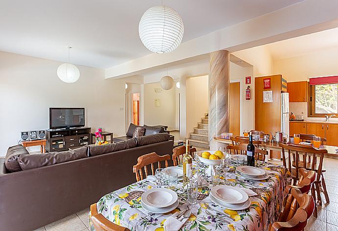 Open-plan living room with sofas, dining area, kitchen, A/C, WiFi internet, and satellite TV . - Villa Halima Alexandros . (Galleria fotografica) }}