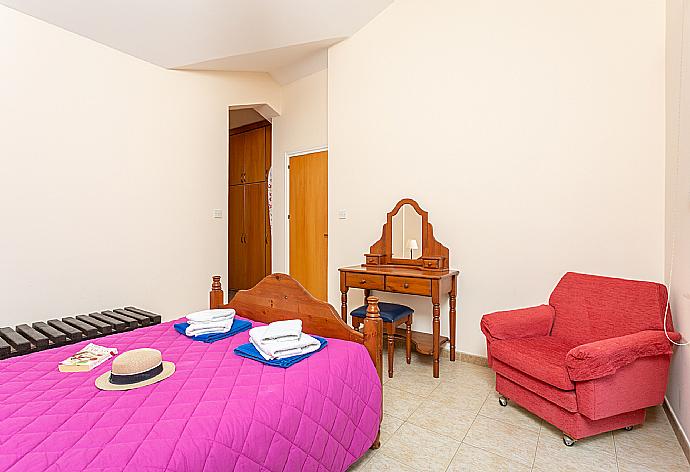 Double bedroom with en suite bathroom, A/C, and balcony access . - Villa Halima Alexandros . (Fotogalerie) }}