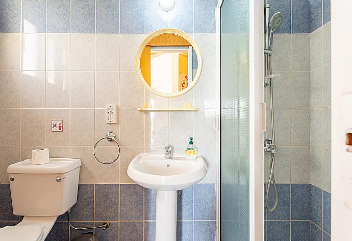 En suite bathroom with shower . - Villa Halima Alexandros . (Galería de imágenes) }}