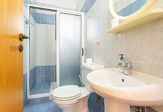 Family bathroom with shower . - Villa Halima Alexandros . (Fotogalerie) }}