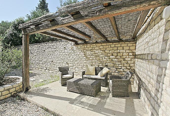 Terrace and garden area . - Villa Eleonas . (Photo Gallery) }}