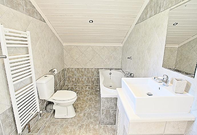 Bathroom with bath . - Villa Eleonas . (Photo Gallery) }}