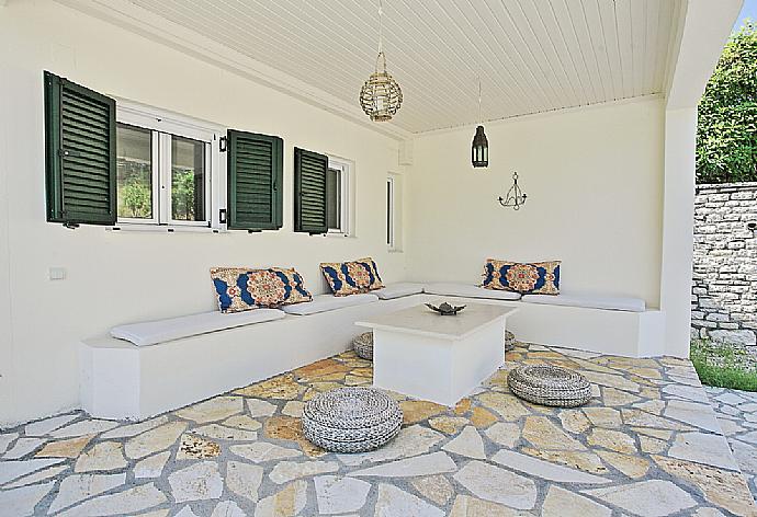 Terrace area . - Villa Eleonas . (Photo Gallery) }}
