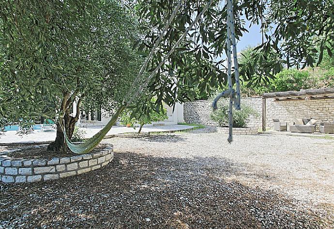 Terrace and garden area . - Villa Eleonas . (Photo Gallery) }}