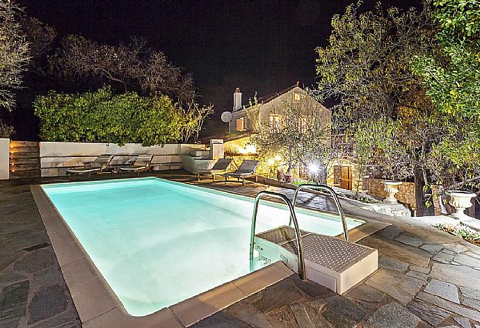 Private pool with terrace area . - Villa Antigoni . (Fotogalerie) }}