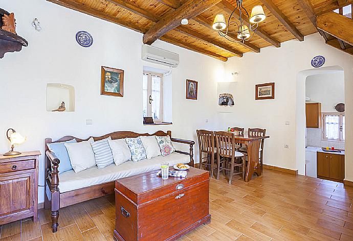 Living room with sofa, dining area, A/C, WiFi internet, TV, and DVD player . - Villa Antigoni . (Fotogalerie) }}