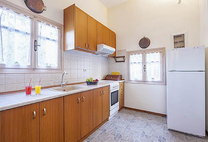 Equipped kitchen . - Villa Antigoni . (Galerie de photos) }}