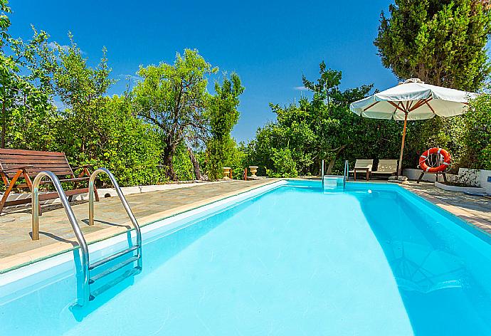 Private pool and terrace . - Villa Antigoni . (Fotogalerie) }}