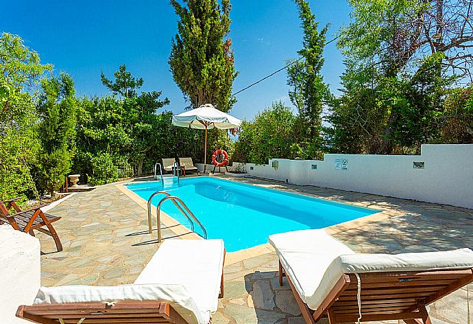 Private pool and terrace . - Villa Antigoni . (Galería de imágenes) }}