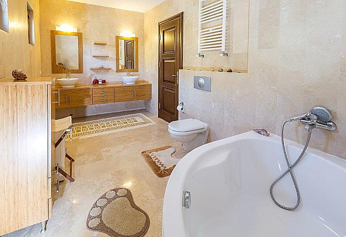 Bathroom with bath . - Villa Suzan . (Photo Gallery) }}