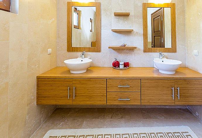 Bathroom with bath . - Villa Suzan . (Fotogalerie) }}