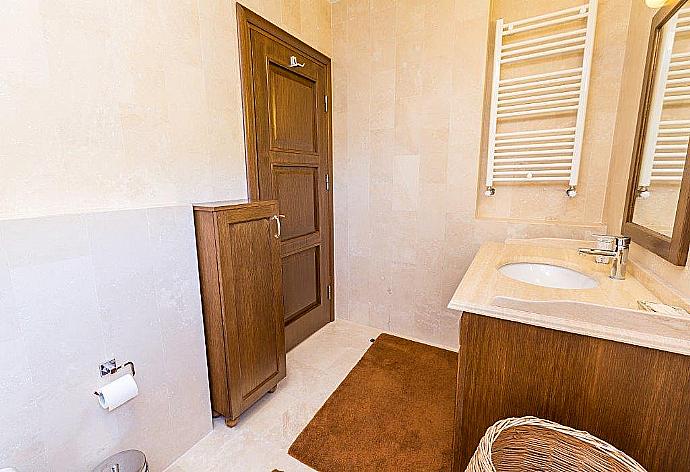 Bathroom . - Villa Suzan . (Photo Gallery) }}