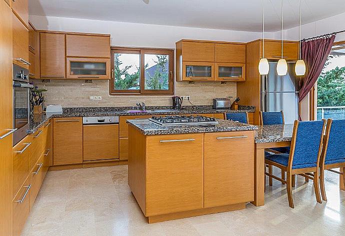Equipped open plan kitchen with terrace access . - Villa Suzan . (Photo Gallery) }}