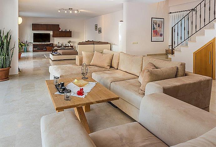 Living room with WiFi, TV, DVD player and terrace access . - Villa Suzan . (Galería de imágenes) }}
