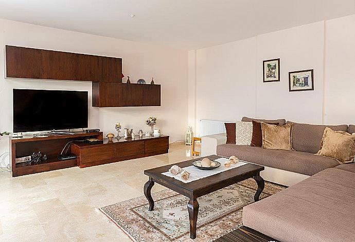 Living room with WiFi, TV, DVD player and terrace access . - Villa Suzan . (Galerie de photos) }}