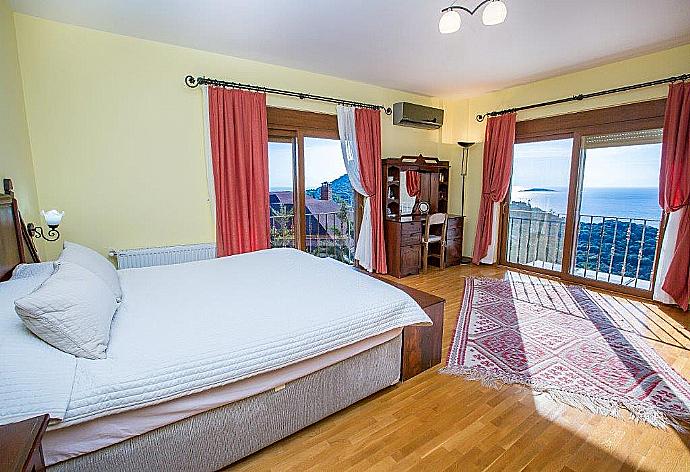 Double Bedroom with balcony access . - Villa Suzan . (Galería de imágenes) }}