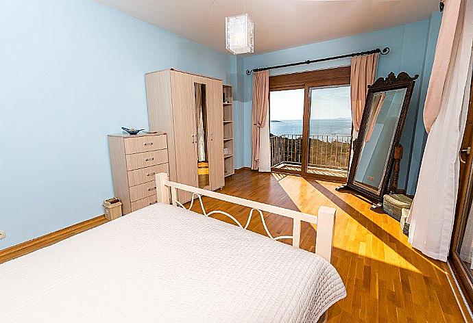 Double Bedroom with balcony access . - Villa Suzan . (Galería de imágenes) }}