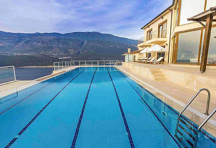 Private pool with terrace and panoramic views . - Villa Suzan . (Galleria fotografica) }}