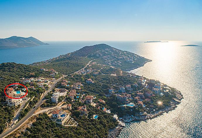 Aerial view showing location of Villa Suzan . - Villa Suzan . (Galerie de photos) }}