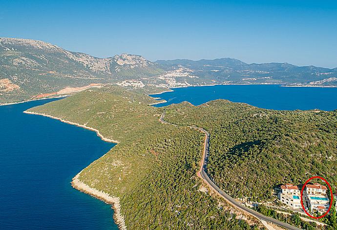 Aerial view showing location of Villa Suzan . - Villa Suzan . (Galerie de photos) }}