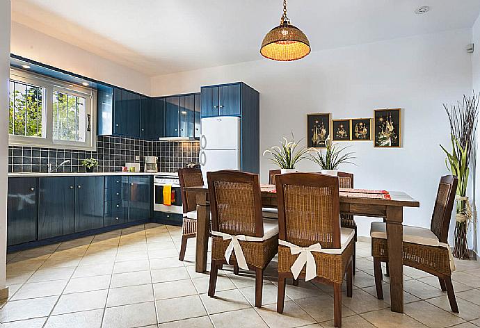 Equipped kitchen . - Villa Thalia Katerina . (Fotogalerie) }}