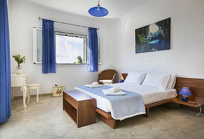 Double bedroom with A/C and balcony access . - Villa Thalia Katerina . (Galerie de photos) }}