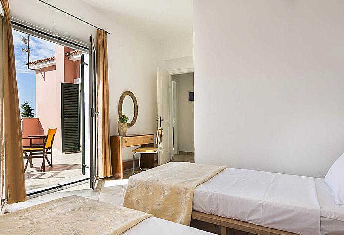 Twin bedroom with A/C and balcony access . - Villa Thalia Katerina . (Galleria fotografica) }}