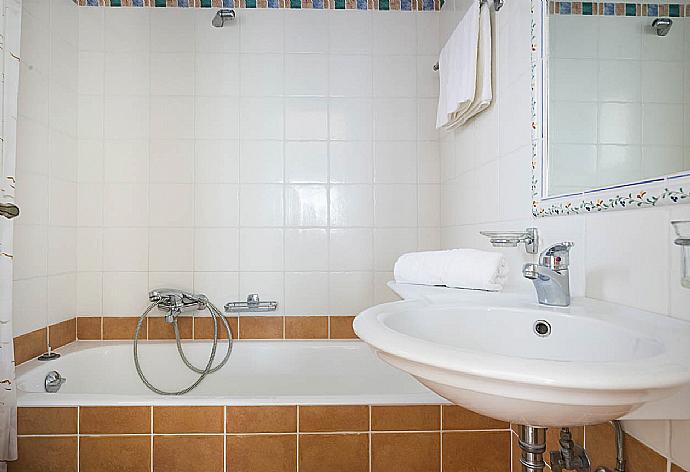 Bathroom with bath and shower . - Villa Thalia Katerina . (Galería de imágenes) }}