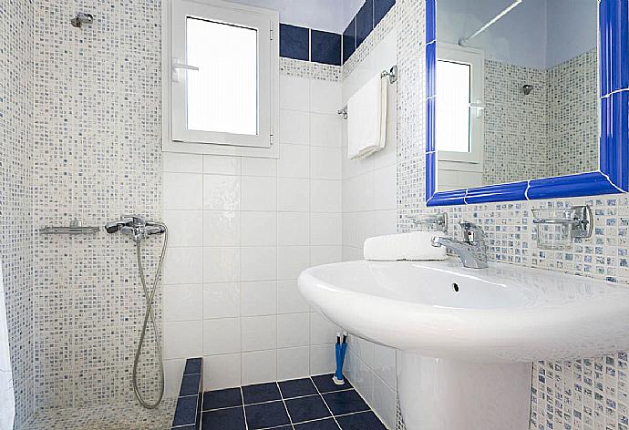 Bathroom with shower . - Villa Thalia Katerina . (Photo Gallery) }}