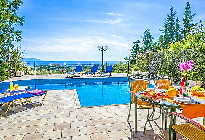 Terrace with pool view . - Villa Thalia Katerina . (Galería de imágenes) }}