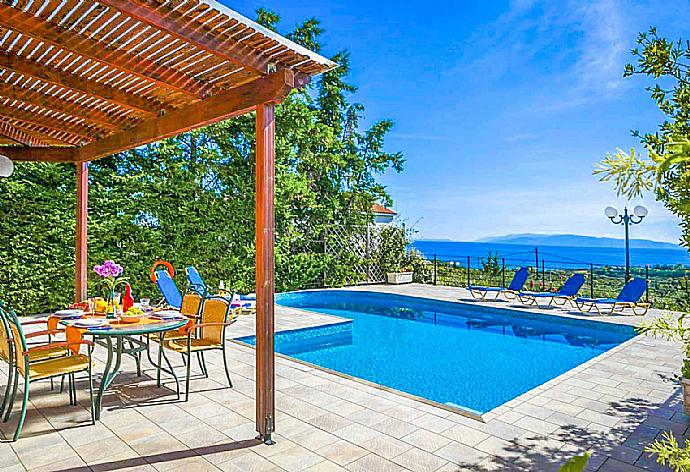 Outdoor terrace area with pool view . - Villa Thalia Katerina . (Fotogalerie) }}