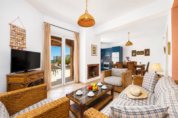 Open-plan living room with sofa, dining area, kitchen, ornamental fireplace, A/C, WiFi internet, and satellite TV . - Villa Thalia Katerina . (Galleria fotografica) }}