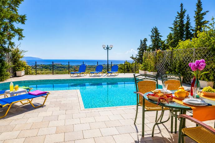 Terrace with pool view . - Villa Thalia Katerina . (Galleria fotografica) }}