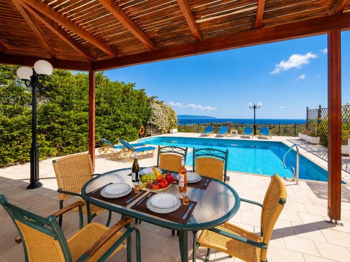 Sheltered terrace area with sea views . - Villa Thalia Katerina . (Galleria fotografica) }}