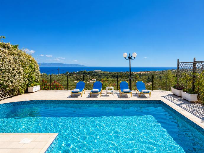 Private pool and terrace with sea views . - Villa Thalia Katerina . (Galleria fotografica) }}