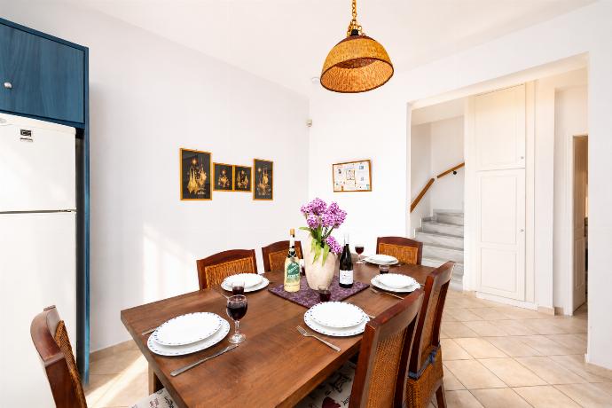 Open-plan living room with sofa, dining area, kitchen, ornamental fireplace, A/C, WiFi internet, and satellite TV . - Villa Thalia Katerina . (Galleria fotografica) }}
