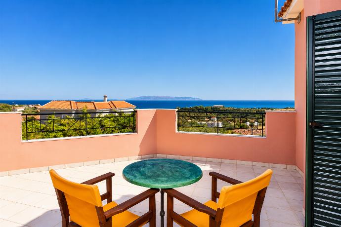 Upper terrace area with sea views . - Villa Thalia Katerina . (Galleria fotografica) }}