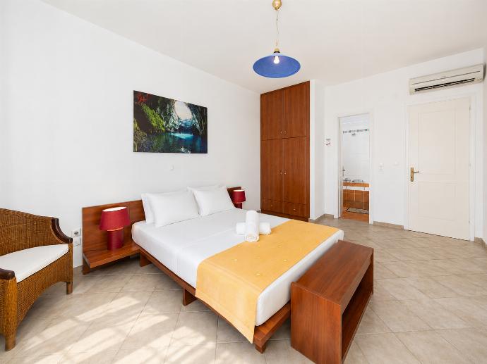 Double bedroom with en suite bathroom, A/C, and sea views . - Villa Thalia Katerina . (Galleria fotografica) }}