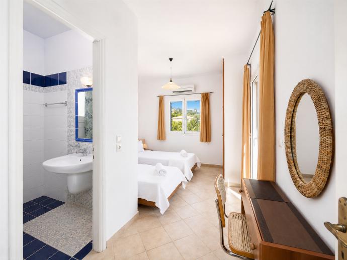 Twin bedroom with en suite bathroom and A/C . - Villa Thalia Katerina . (Galleria fotografica) }}