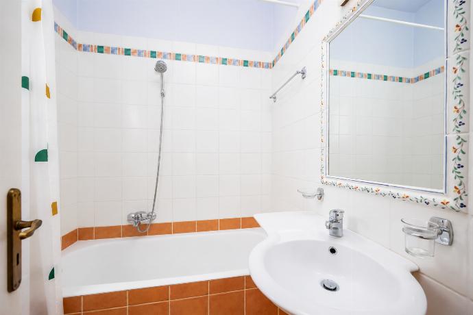En suite bathroom with bath and shower . - Villa Thalia Katerina . (Galleria fotografica) }}