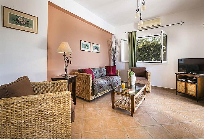 Living room with sofa, dining area, A/C, WiFi internet, satellite TV, and DVD player . - Villa Thalia Sofia . (Galerie de photos) }}