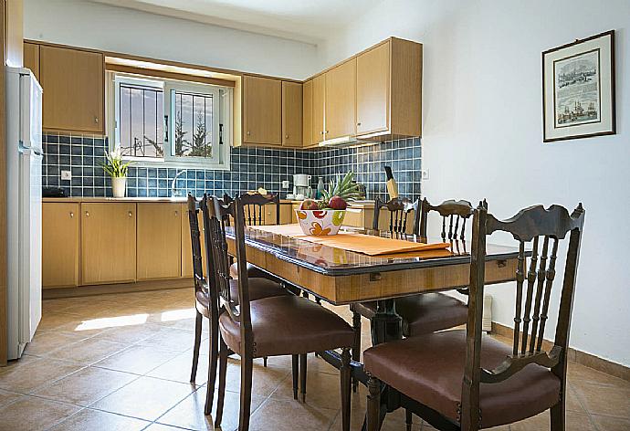 Equipped kitchen and dining area . - Villa Thalia Sofia . (Fotogalerie) }}