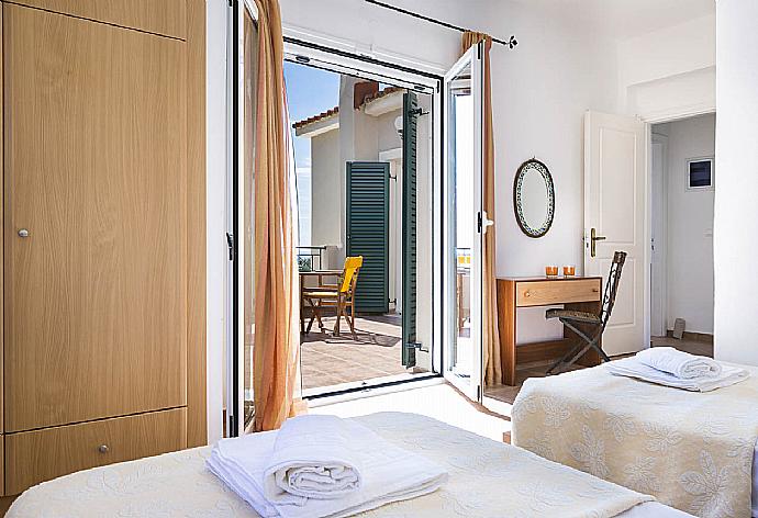 Twin bedroom with A/C and balcony access . - Villa Thalia Sofia . (Galerie de photos) }}