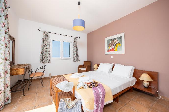 Double bedroom with en suite bathroom and A/C . - Villa Thalia Sofia . (Photo Gallery) }}
