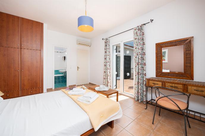 Double bedroom with en suite bathroom and A/C . - Villa Thalia Sofia . (Photo Gallery) }}