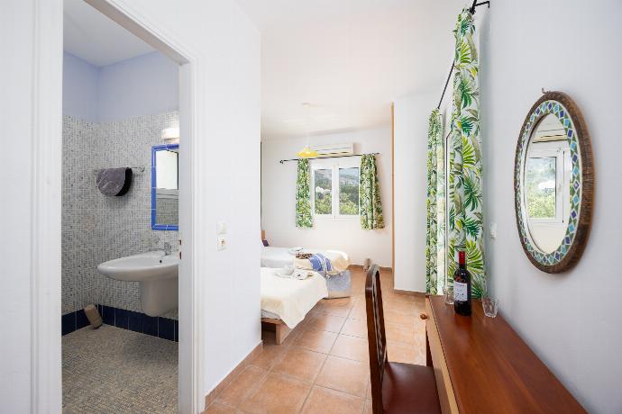 Twin bedroom with en suite bathroom and A/C . - Villa Thalia Sofia . (Photo Gallery) }}