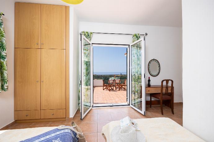 Twin bedroom with en suite bathroom and A/C . - Villa Thalia Sofia . (Photo Gallery) }}