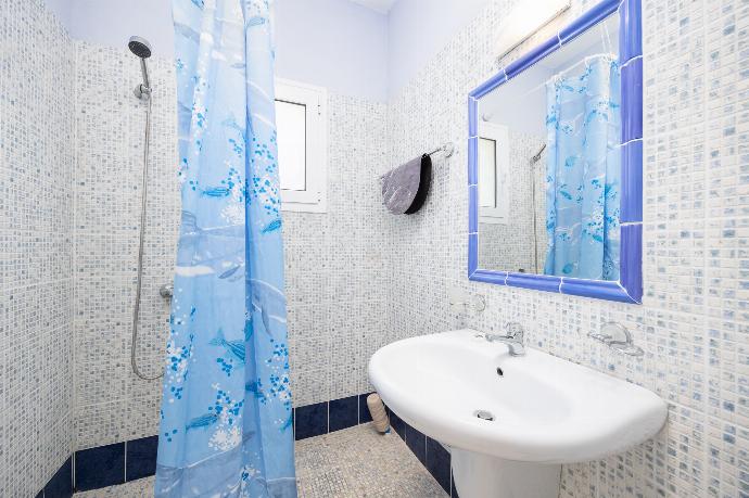 En suite bathroom with shower . - Villa Thalia Sofia . (Photo Gallery) }}