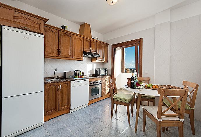 Equipped kitchen and dining are with balcony access . - Casa Raul . (Galería de imágenes) }}