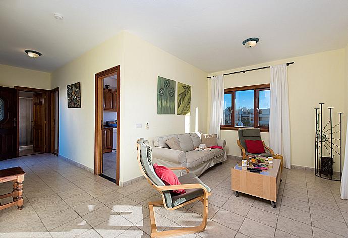 Living room with WiFi, TV, DVD player and terrace access . - Casa Raul . (Galería de imágenes) }}